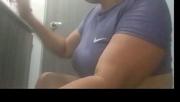 MILF se termina masturbando su gran coño jugoso mientras esta sola en casa