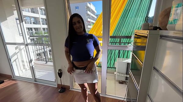 Peituda casada fazendo boquete e engolindo leite