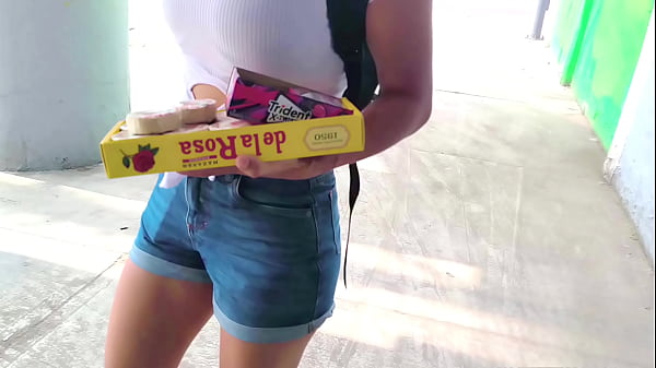 ¡Pequeña Vendedora Ambulante Termina en un Hotel con un Desconocido! Cámara Oculta