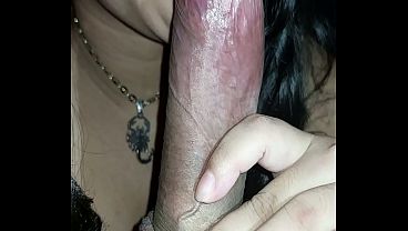 Primer plano Mamando la polla y Lamiendo el frenillo con la lengua