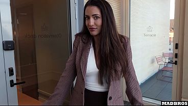 Seorang jurnalis Australia yang sombong kepergok menyebarkan berita bohongan di udara dan dientot untuk menghindari dipanggil !!