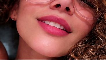 Vizinha Tímida com Seios Grandes Naturais Me Provocou com o Decote e Rebolou com os Peitos Quicando e Pulando sobre meu pau!