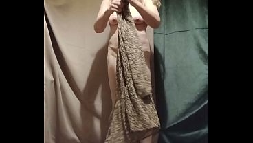 2026 04 16 Esclave F se soumet dans des WC publics