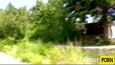 Bubble butt ebony hottie enjoys taking white cock outdoor