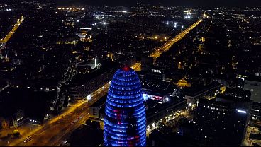 camarero se folla a una chica holandesa tras cámara oculta en pleno servicio de hotel.Waiter has sex with a Dutch girl behind hidden camera during hotel service.