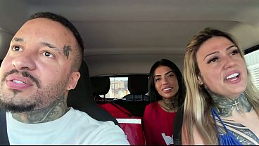 Chamamos uma moto boy do food no seu horário de trabalho pra foder gostoso dentro do nosso carro pra nós gozar gostoso nela!