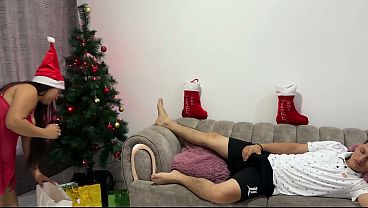 Después de armar el árbol de navidad mi puta hermanastra agarra mis bolas y se las mete en su boca hasta terminar teniendo una dura follada.