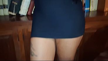 estava no meu trabalho em uma biblioteca chegou um rapaz procurando um livro com historia quentes ,logo fui oferecer ajuda e lhe mostrei um livro com historias picantes ,eu era o que ele procurava