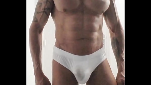 Exhib dans les vestiaires je pisse dans mon slip avant d’éjaculer dedans,