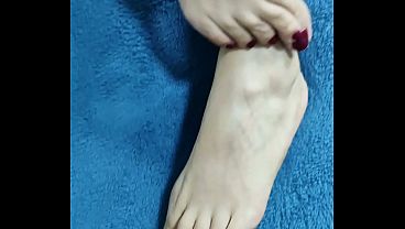 FOOT FETISH  MASTURBO A MI PADRASTRO CON MIS PIES ME DA TODA LA LECHE