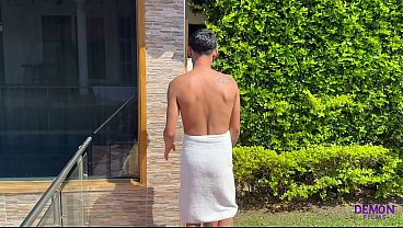 Linda joven de 18 años hace anal por primera vez en el caliente sauna con un desconocido