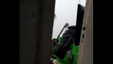 Marido corno pegando de surpresa a esposa novinha dando pro funcionario do curso