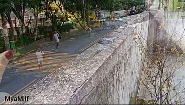 MILF casada em topless deixa o jardineiro com tesão e trai o marido