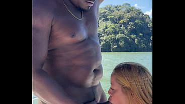 Negão Pirocudo ARROMBOU O CUZINHO NINFETA CASADA NA LANCHA E O MARIDO REGISTROU TUDO