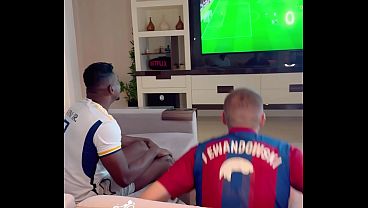 NEGÃO PIROCUDO FODEU JAPONESA CASADA NA FRENTE DO CORNO APÓS PERDER APÓSTA