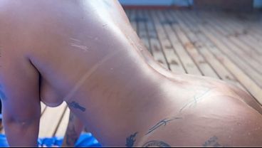 Orgia com varias putas na piscina e varias rolas grossas pra foder elas