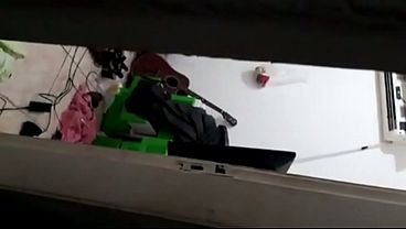 Patrão corno esculta os gemidos da mulher e pega ela dando no fundo da empresa pro funcionario