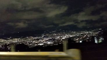 Petite Colombiana es follada en un Mirador de Medellín dentro del carro