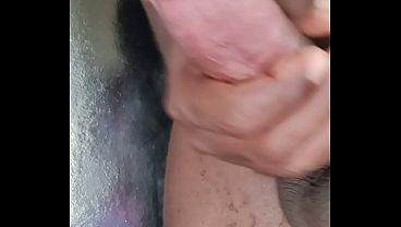 Tesão aflorando e o pau babando no negão da rola grande