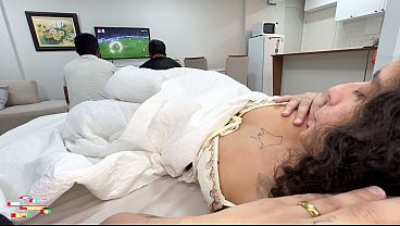 Casada gostosa, de buceta cabeluda, num ménage com o marido corno e um amigo