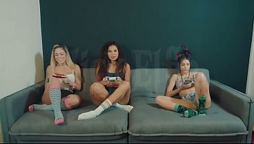 Chupei minhas amigas lésbicas enquanto meu namorado saiu pra buscar o lanche e quando ele voltou ficou de voyeur – Nick Elfie – Rangel Carlos
