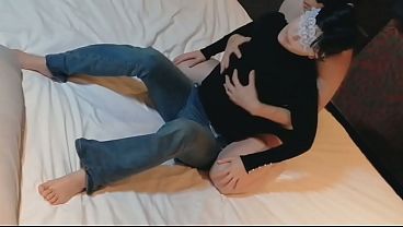 赤下着を着た巨乳人妻を愛撫して、手マンで絶頂させる。Home made amateur 個人撮影 kawasaki JK
