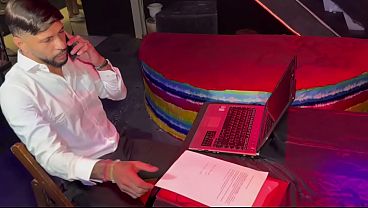 Entrevista de emprego o empresario para contratar um funcionario para trabalhar na sua empresa do XVIDEOS teve que fazer o teste de sofá transando com o chefe