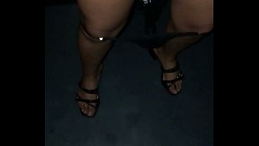 Fui na casa de Swing e distribui a buceta. entrei no glory holly e nao resisti o pauzao. Cai de boca e me deliciei com a rola do macho. Marido corno ficou na punheta.