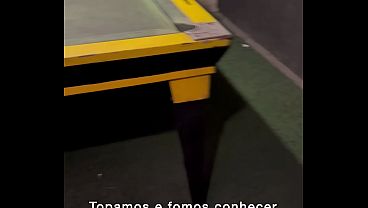 Futebol na tv, sinuca no terraço, exibição e duas gozadas na buceta. Hotwife deu sem camisinha pro KidBengala cover e corno registrando