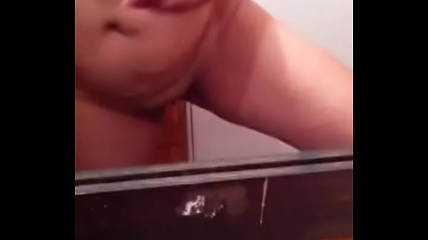 Gordita de Costa Rica se masturba frente al espejo y se moja toda la mano