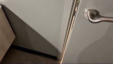 Me espían mientras me baño, terminamos teniendo sexo en la ducha