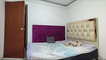 MI HERMANASTRO MAYOR VIENE Y INVITA AUS CUARTO PARA PODER TENER SEXO CON EL , Y EL SE VIENE DENTRO DE MI VAGINA