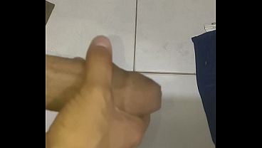Punheta bem gostosa do corno no banheiro