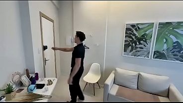 Ativo peludo comendo o massagista na massagem Nuru