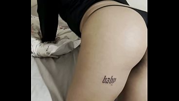 Casada hotwife muy caliente, chama o irmão do marido para casa, fode com o pauzudo e humilha o corno manso.
