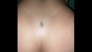Casada safada, senta igual puta no meio-irmão e humilha o marido corno.