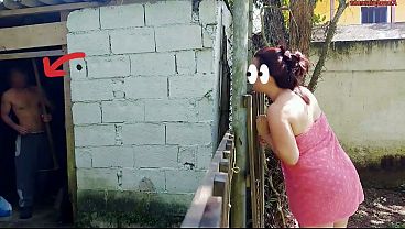 Chuveiro não funciona, mulher casada pede ajuda ao zelador da fazenda usando apenas uma toalha e paga com sexo