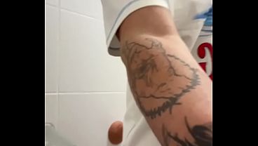 Colocando dildo gigante escondido no banheiro