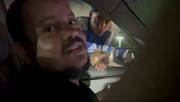 Corno deu carona pro favelado e ele comeu a novinha casada no carro sem camisinha