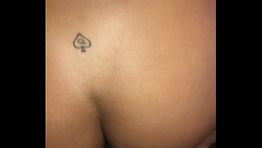 “Fica na punheta corninho, fica”. Casada novinha safada, humilha o corno e fode com o amigo do marido e deixa o corno na punheta.