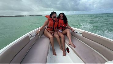 Fodendo duas rabudas gostosas na lancha no meio do mar de Maragogi