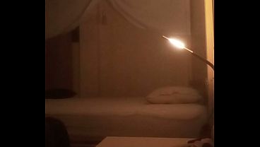 Follandome a la amiga de mi madrastra en un motel con la cámara escondida