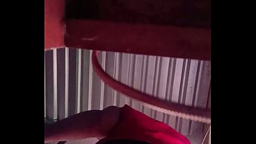 hermosa estudiante latina se alista para las clases y regala TREMENDO UPSKIRT en el cuarto de su padrastro, TODO POR NO IR AL BAÑO A CAMBIARSE, voyeur REAL en HD