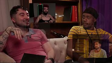 Negão e fortão me encheram de rola no glory hole e no sofá da festa (COMPLETO NO RED)