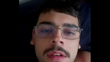 Novinho dotado parrudo batendo falando putaria até gozar
