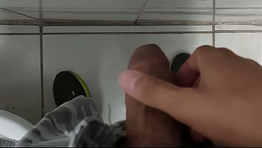 Punheta muito gostosa do corno no banheiro público
