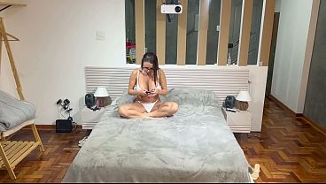 Secretaria Brasileira Casada é flagrada traindo o marido com o personal. Marido corno, sabe que a esposa é puta e instala camera para ver a esposa fazendo a alegria dos pauzudos.