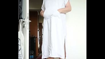 Weißer Kaftan, Strumpfhose und sexy High Heels