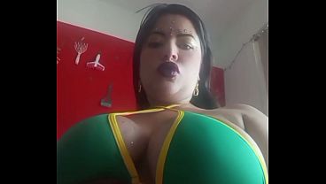 a novinha safada torcendo pelo Brasil com muita exibição e masturbação