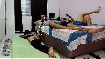 ESPOSA DIVIDIU O QUARTO COM A AMIGA… MAS NÃO IMAGINAVA O QUE ACONTECERIA NA MADRUGADA